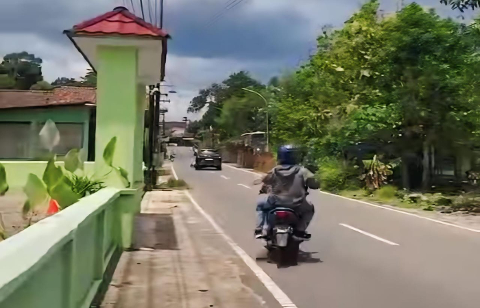 Seret sepeda motor sampai 50 meter, pengemudi terus lajukan mobilnya hingga dikejar warga