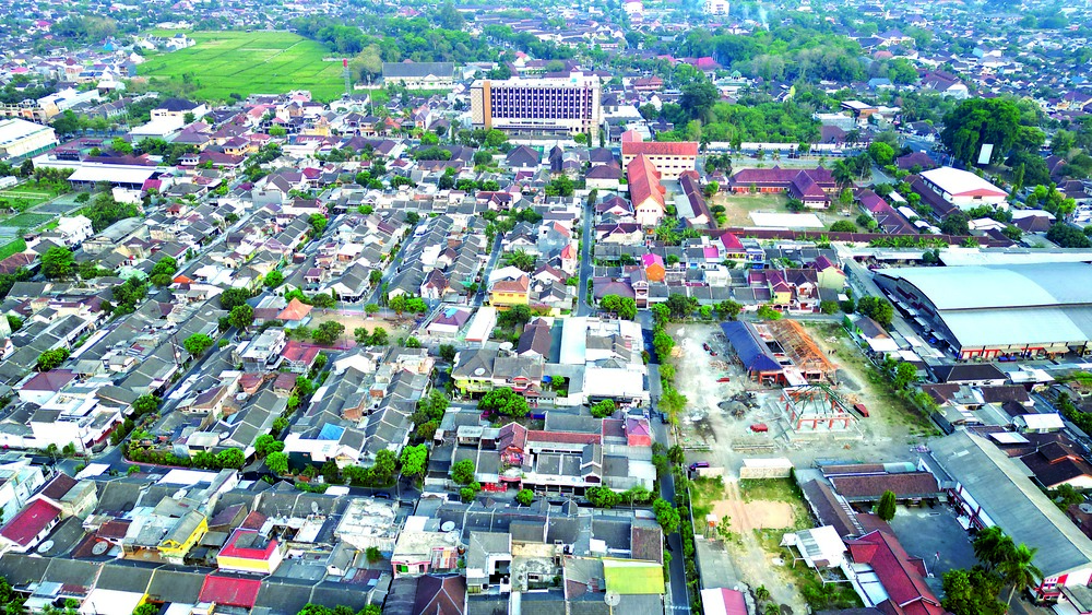 TERTIB PAJAK: Tidak semua warga Blitar mampu membayar PBB-P2 sesuai tarif. Sebagian ada yang meminta keringanan karena kondisi ekonomi.