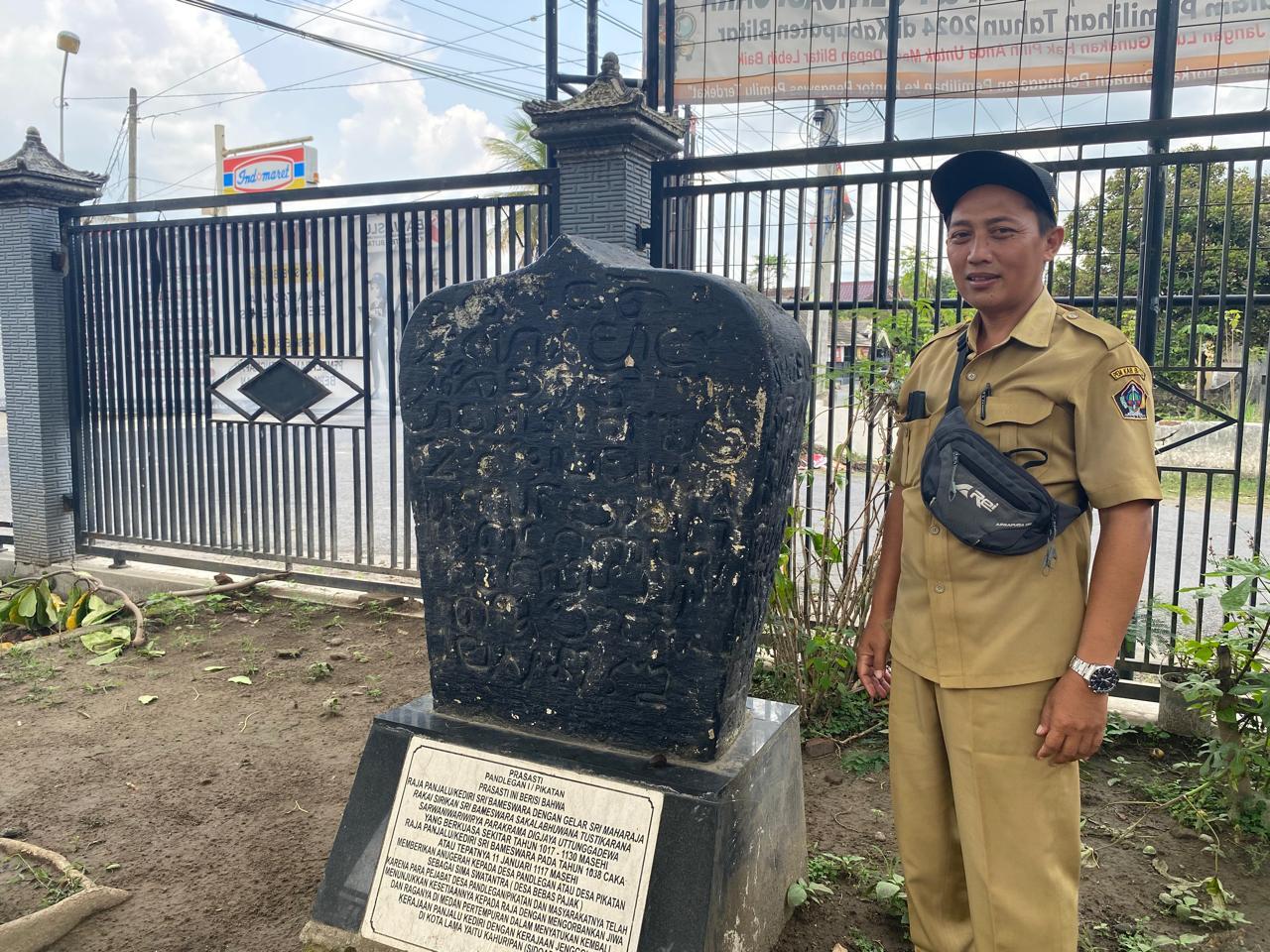 BERSEJARAH: Duplikat Prasasti Padlegan berdiri di depan kantor Desa Pikatan, Kecamatan Wonodadi.