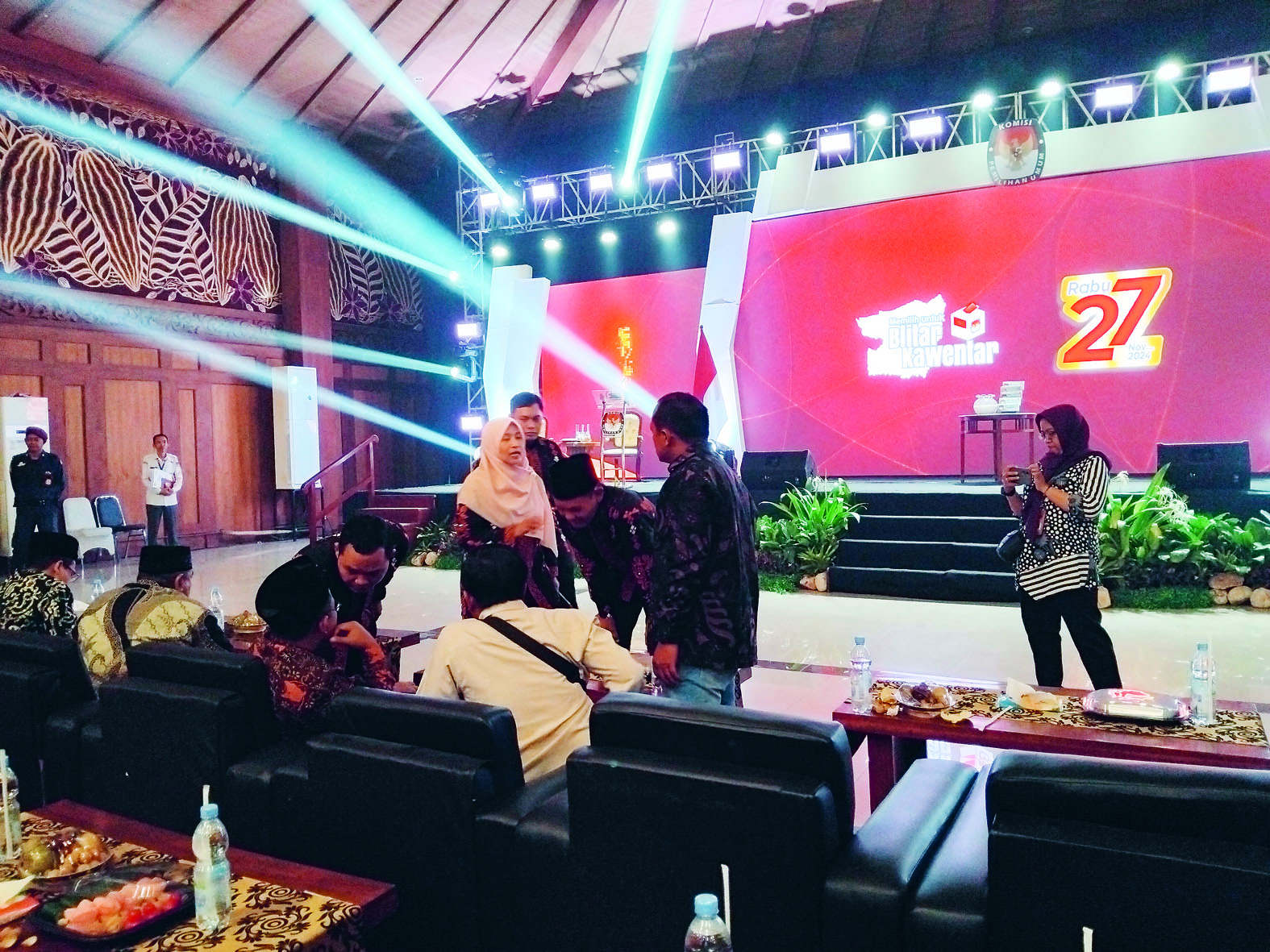 TEGANG: Para anggota KPU berkoordinasi dengan anggota Bawaslu Kabupaten Blitar sebelum mengambil keputusan terkait debat kedua.