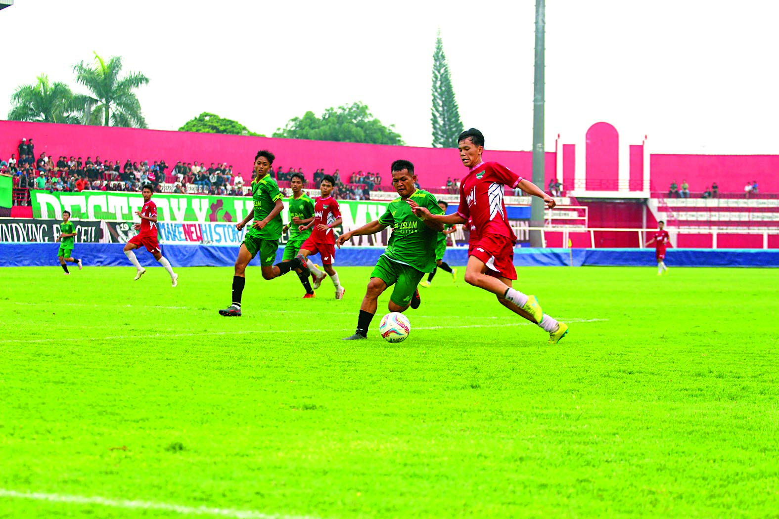 DUEL SENGIT: Laga final Piala Pelajar tingkat SMA antara SMAN 2 Blitar dengan SMK Islam, Jumat (1/11) menjadi ajang mencari bibit pesepakbola muda.