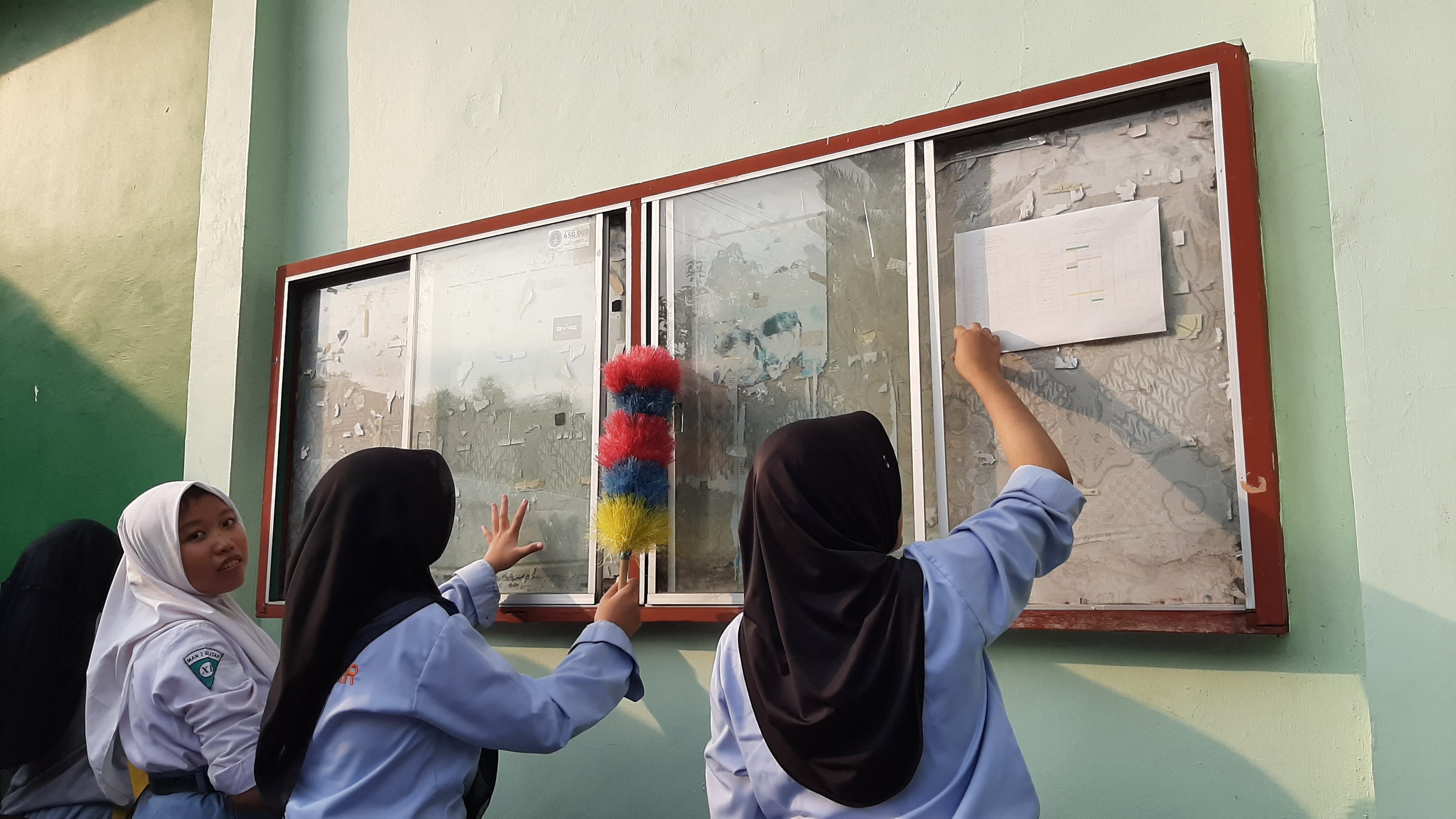 EDISI BULANAN: Anggota Manjour Manduba ketika mempersiapkan materi majalah dinding di lingkungan MAN 2 Blitar.