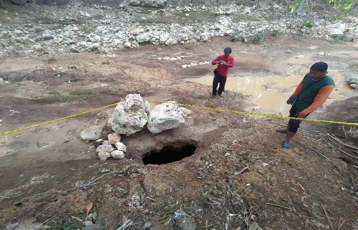 MISTERIUS: Warga melihat lubang berada di sungaiDesa Dawuhan, Kademangan, Blitar, yang kini sudah dikasih garis polisi.