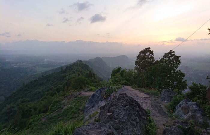 Gunung Pegat Srengat, sebuah gunung yang terletak di kawasan Blitar, Jawa Timur, semakin populer di kalangan pendaki gunung yang mencari tantangan baru dan keindahan alam yang memukau.