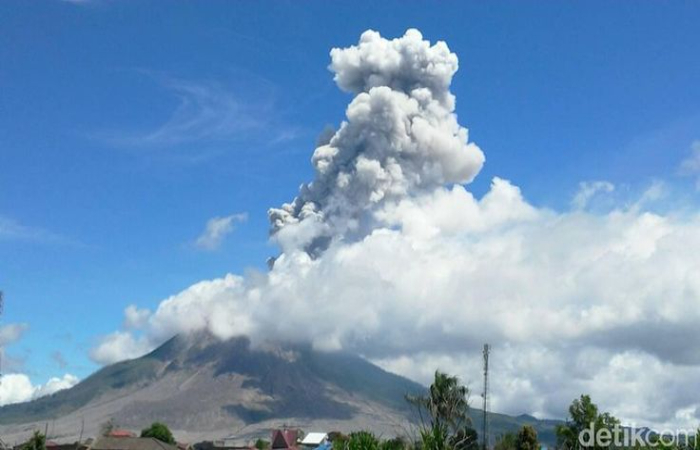 Gunung Kelud, yang terletak di perbatasan Kabupaten Kediri dan Blitar, Jawa Timur, merupakan salah satu gunung berapi aktif di Indonesia.