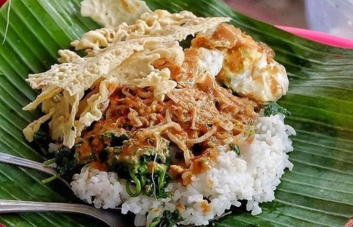 Blitar, sebuah kota yang dikenal dengan sejarah dan kekayaan budaya Jawa Timur, juga memiliki sejumlah kuliner khas yang patut dicoba. Salah satu makanan yang wajib dinikmati di kota ini adalah nasi