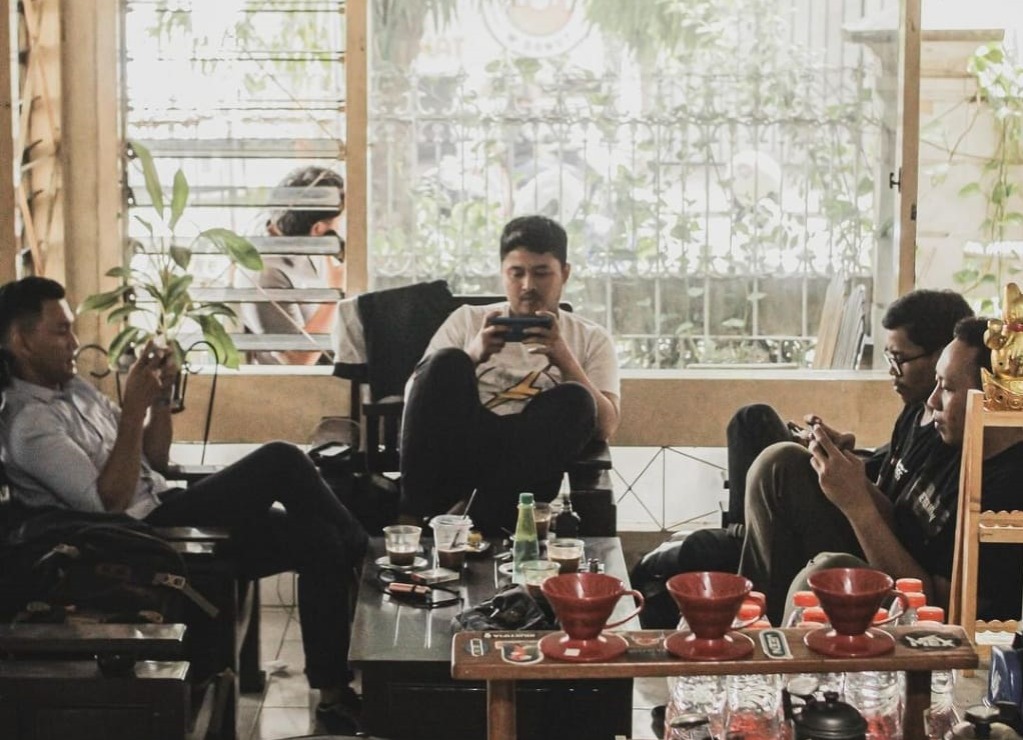 SANTAI: Para pelanggan sedang nongkrong sambil ditemani sajian menu terbaik dari Linang Kopi.
