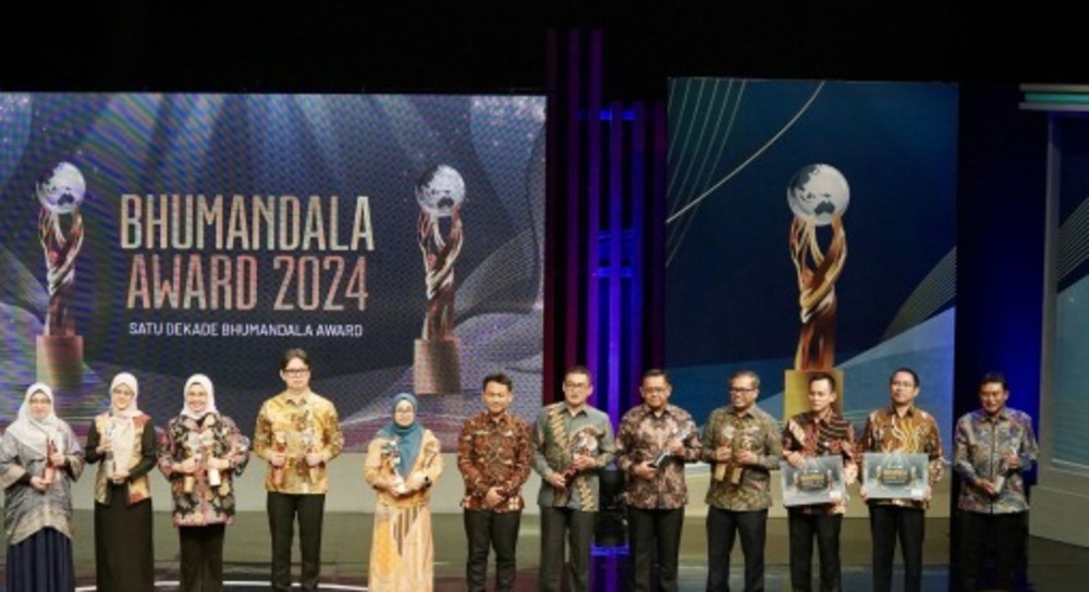 Kementerian Agraria dan Tata Ruang/Badan Pertanahan Nasional (ATR/BPN) meraih Penghargaan Bhumandala Rajata Perak dengan kategori Kementerian/Lembaga Bhumandala Penyelenggaraan Informasi Geospasial Te