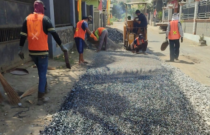 Tim Unit Reaksi Cepat Dinas PUPR Kabupaten Blitar melakukan pemeliharaan berkala di Kecamatan Nglegok.