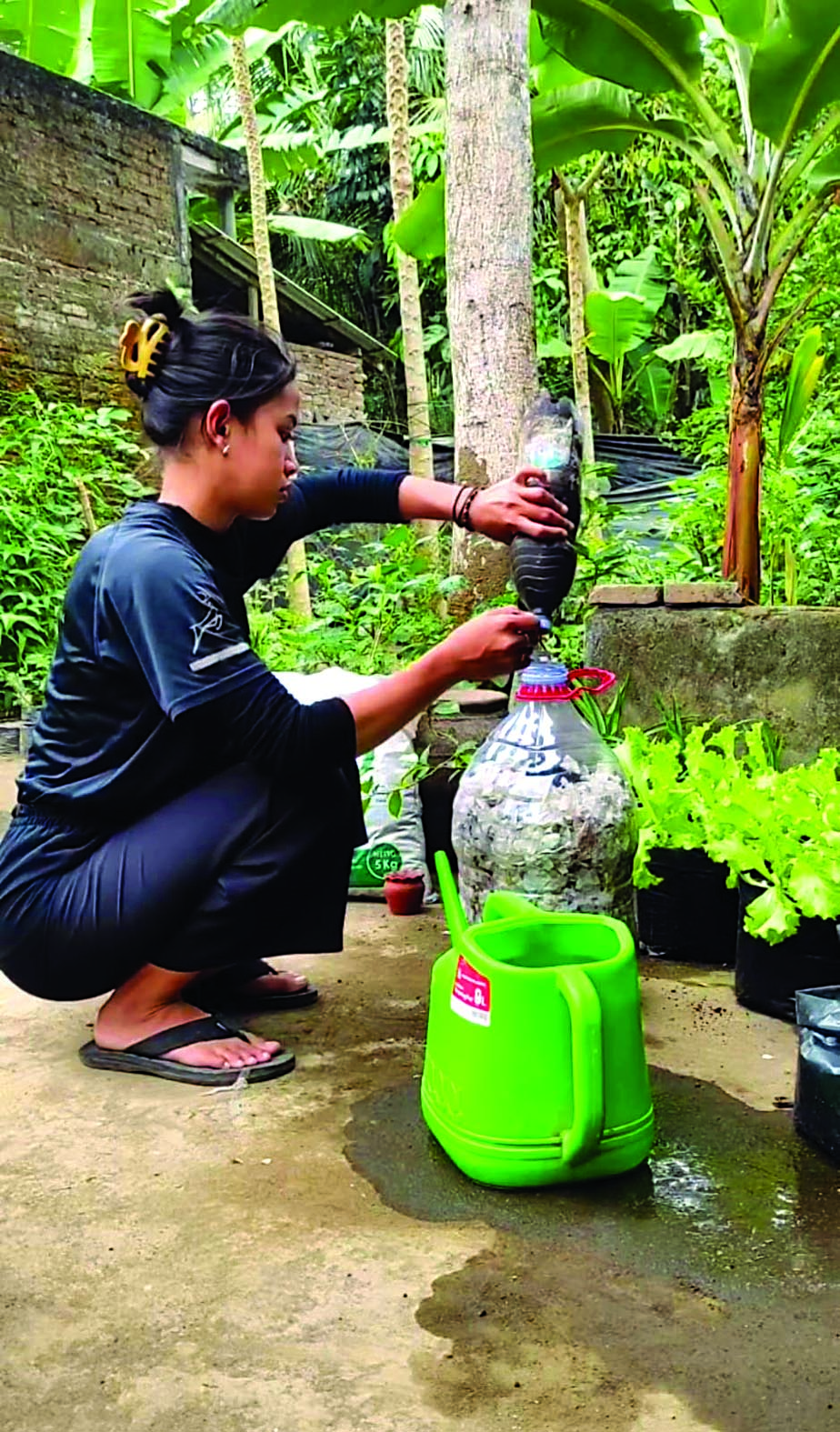 INSPIRATIF : Apriltengah mengembangkan berbagai pupuk dan hasil pertanian organik (foto kiri).