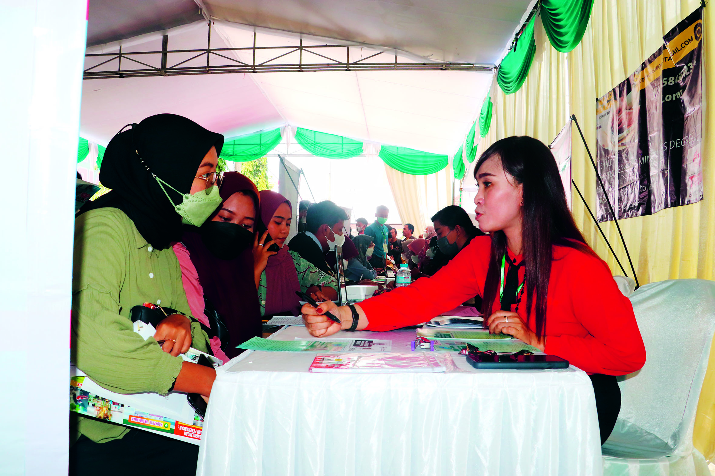 PELUANG: Puluhan pemuda berburu kesempatan bekerja di perusahaan yang mengikuti job fair beberapa waktu lalu.
