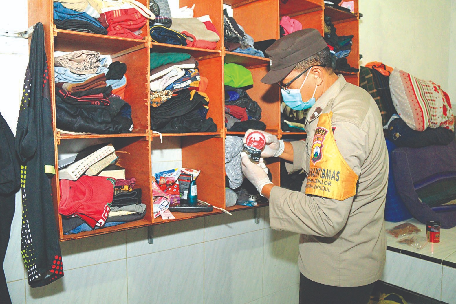 DIPERIKSA: Salah satu petugas razia gabungan saat mengecek salah satu blok  penghuni Lapas Kelas II B Blitar.