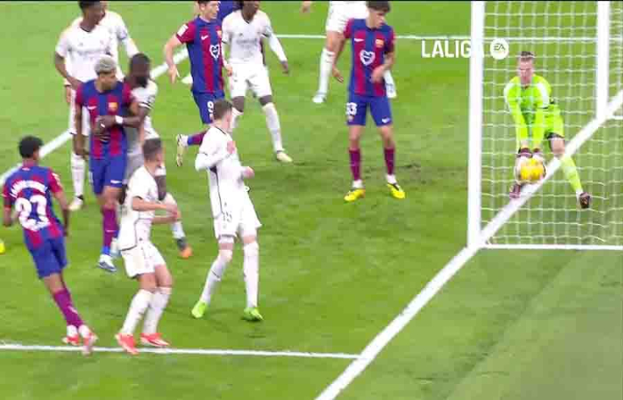 Robert Lewandowski dianulir oleh wasit setelah pemeriksaan melalui VAR. Hansi Flick, memberikan tanggapan keras terkait keputusan ini.