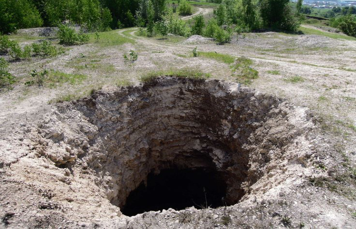 Warga Kabupaten Blitar, Jawa Timur, digemparkan dengan munculnya sebuah sinkhole atau lubang raksasa yang tiba-tiba muncul di aliran Sungai Blitar pada Jumat (8/11) .