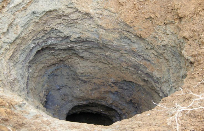 Sinkhole, atau lubang tanah yang tiba-tiba muncul, merupakan fenomena geologi yang sering mengejutkan banyak orang.