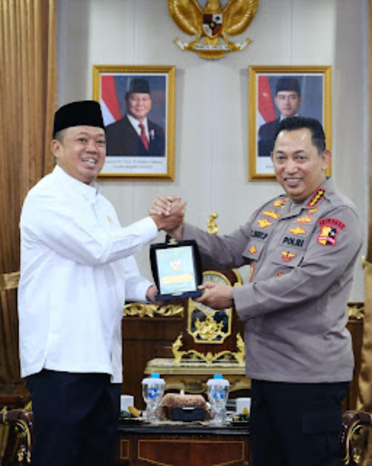 Menteri Agraria dan Tata Ruang/Kepala Badan Pertanahan Nasional (ATR/BPN), Nusron Wahid bersama Kepala Kepolisian Republik Indonesia (Kapolri), Listyo Sigit Prabowo di Mabes Polri, Jakarta.