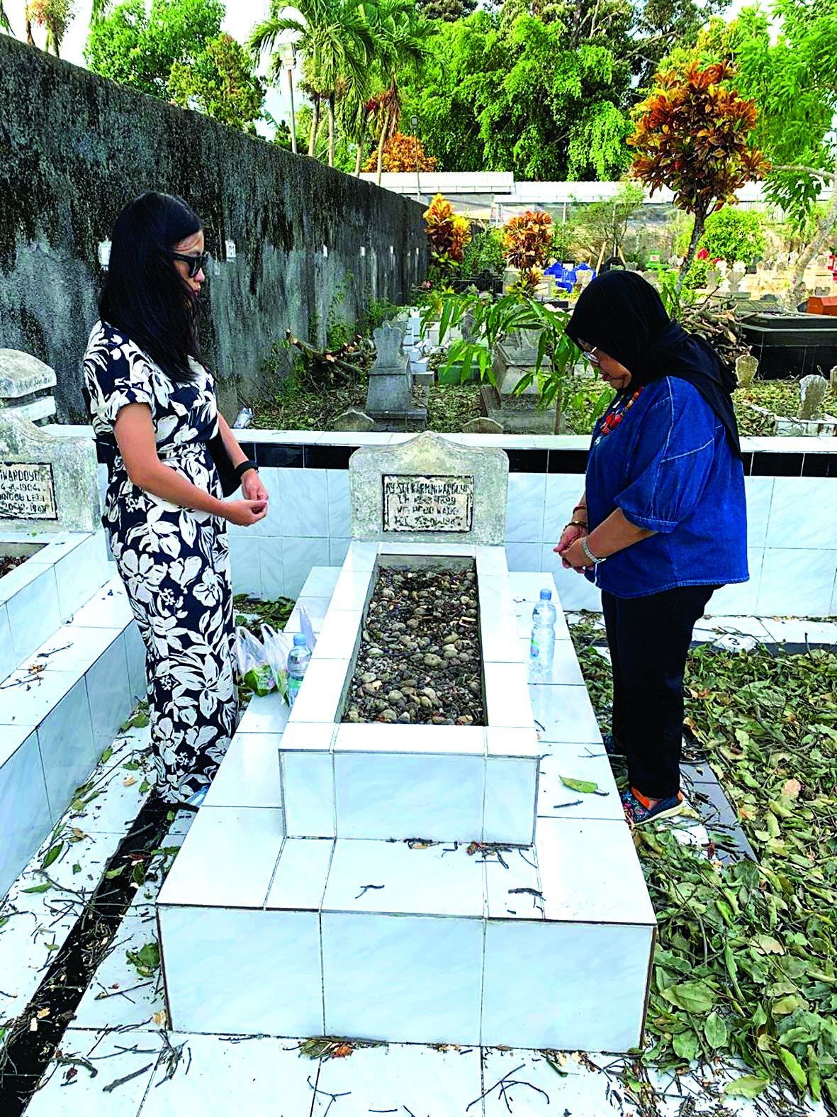 SEDIH: Retno Triani saat nyekar di makam Soekarmini, kakak Bung Karno, bersama keluarga pada 16 Oktober lalu dengan kondisi makam yang banyak sampah daun kering.