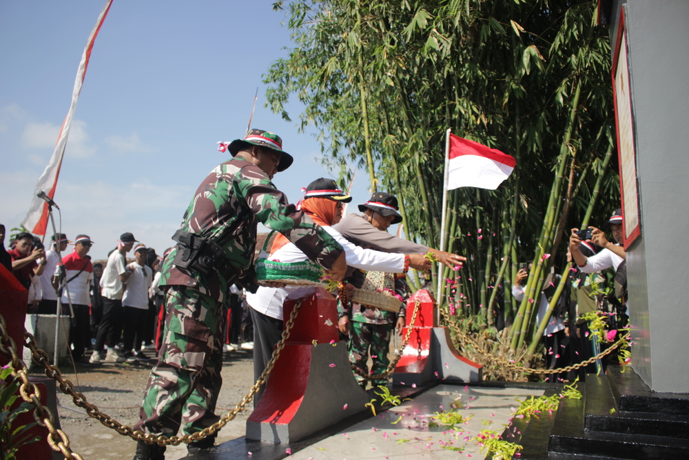 KENANG JASA PAHLAWAN: Tabur bunga Forkopimcam Gandusari di Monumen TRIP Desa Gadungan, dalam agenda Napak Tilas Jejak Perjuangan Pahlawan TRIP Gandusari, pada Sabtu (9/11).