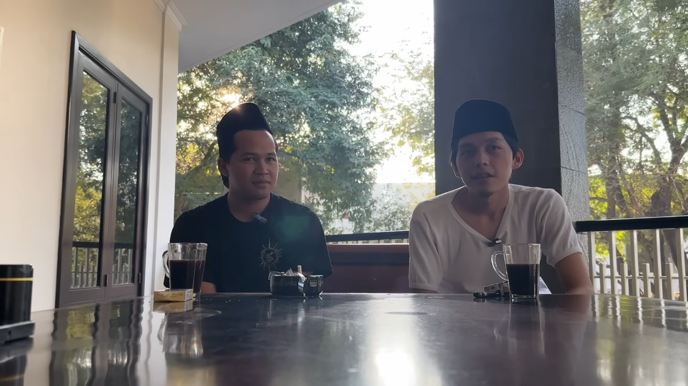 Muhamad Syahrul Asari atau Badol terlihat berbincang santai dengan Gus Iqdam