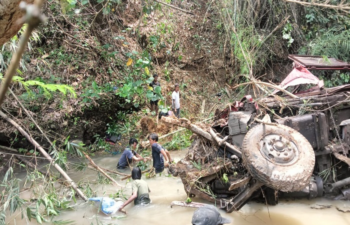 HATI-HATI: Truk bermuatan koral terjun ke Sungai Kalilegi di Blitar, akibatnya dua orang meninggal dunia, Senin  (11/11/2024).