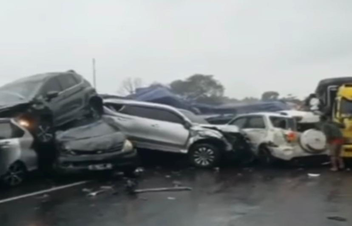 HATI-HATI: Kecelakaan beruntun yang melibatkan sejumlah mobil terjadi di tol Purbaleunyi, Jawa Barat, Senin (11/11/2024)