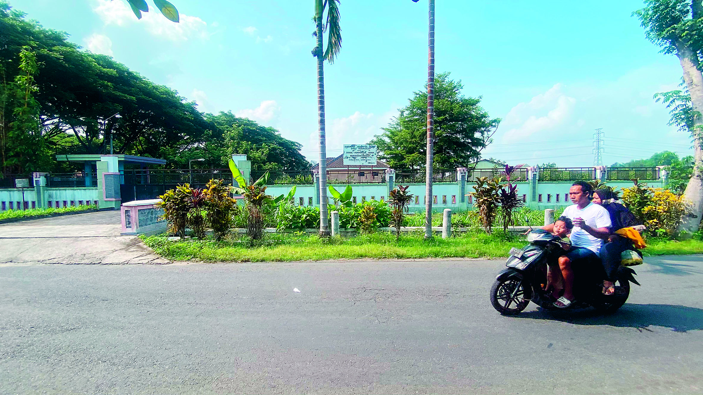 BERTAMBAH: Warga melintas di depan RPH Srengat. Pemerintah mengalokasikan anggaran Rp 2 miliar untuk RPH baru.