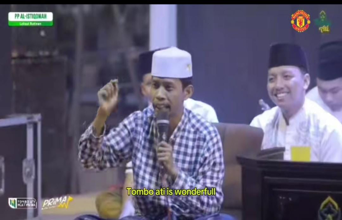 Dalam ceramahnya. Ustadz Nasehat menyanyikan lagu kebanggaan Manchester United, yang mengundang tawa dan keriuhan dari para jemaah.