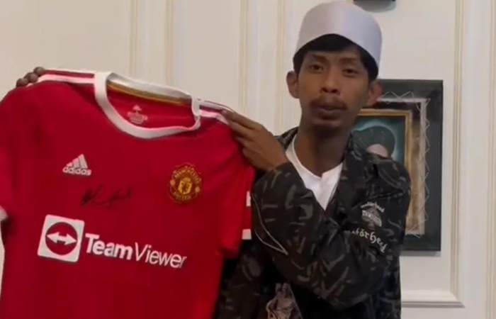 Ustadz Nesehat viral, setelah video pendekatan ceramahnya yang unik karena menyanyikan lagu chant Manchester United banyak ditonton di berbagai platform.