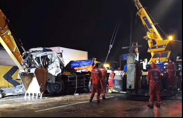 Proses Evakuasi Kecelakaan Tol Cipularang