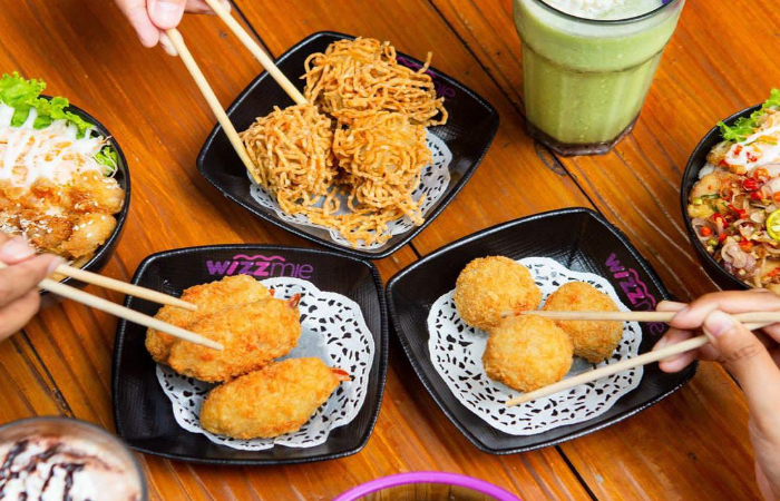 Wizzmie, kedai yang terkenal dengan kelezatan mie sebagai menu utamanya, telah berhasil mencuri perhatian banyak pecinta kuliner di Indinesia.