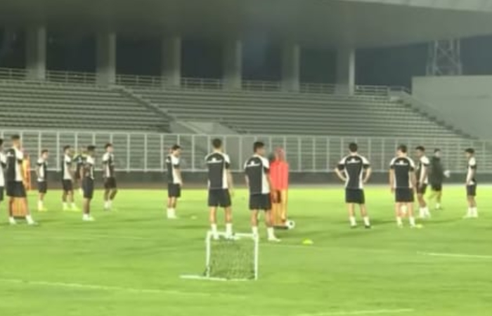 Kevin Diks Tampilkan Gaya Percaya Diri Latihan Perdana Timnas Indonesia