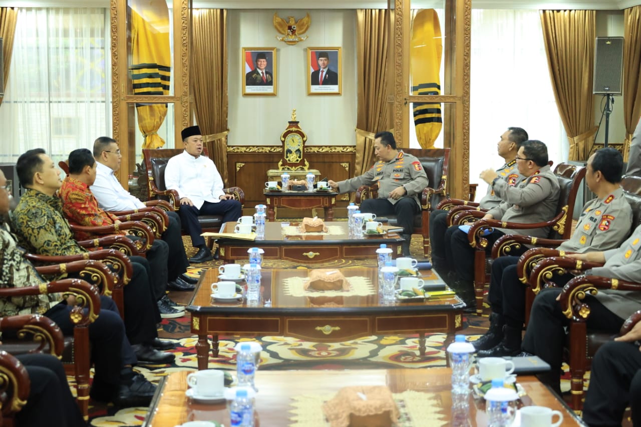 Kapolri mendapatkan kunjungan dari Menteri ATR/BPN Nusron Wahid di Mabes Polri, Jumat (8/11/2024).