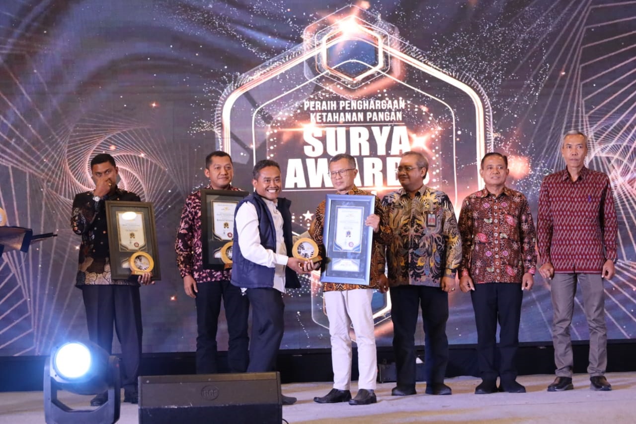 APRESIASI: Asisten Perekonomian danPembangunan Sekretariat Daerah Kabupaten Blitar, M Krisna Triatmanto mewakili Pjs Bupati Blitar Jumadi menerima penghargaan di bidang ketahanan pangan.