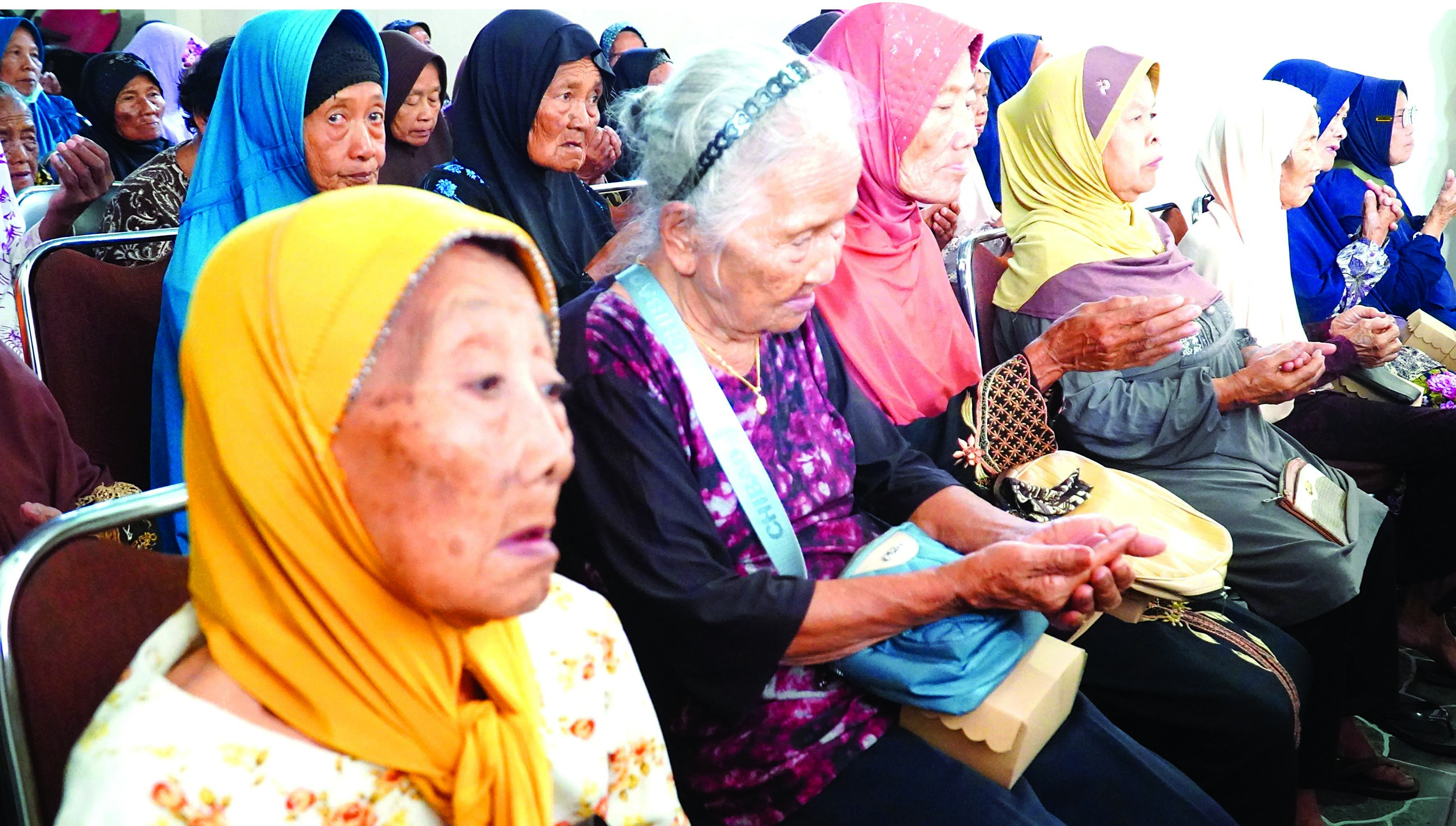 BERSYUKUR: Ratusan lansia terima bantuan sosial Program Keluarga Harapan (PKH) yang diharapkan dapat meringankan beban hidup lansia khususnya yang kurang mampu, Senin (11/11).
