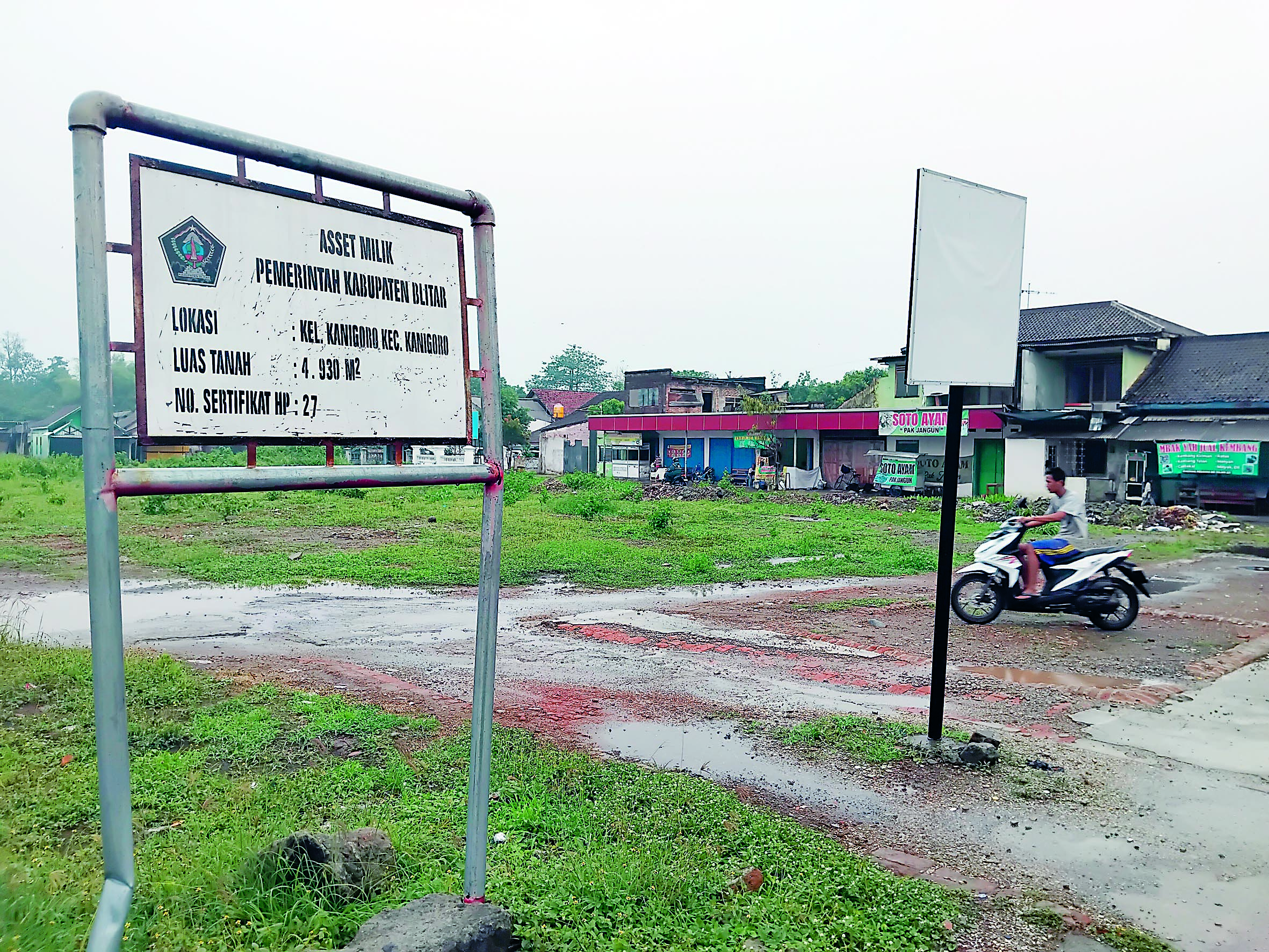 TERBENGKALAI: Rangka papan nama aset barang milik pemkab di lahan bekas Pasar Kanigoro.