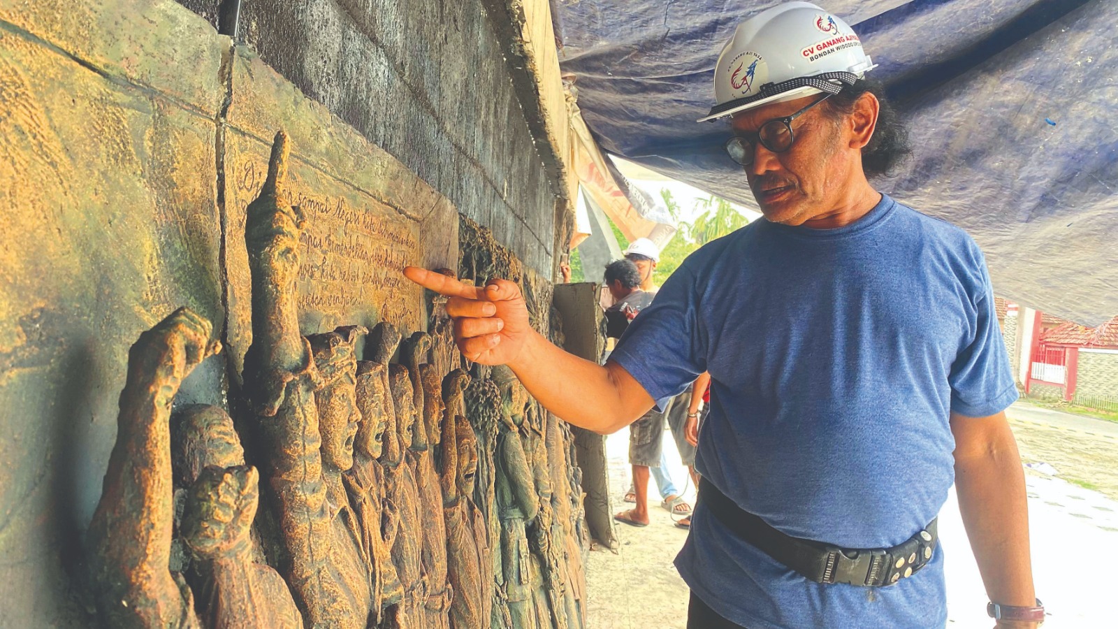 DARI HATI: Bondan Widodo menunjukkan detail bagian dari relief yang dibuatnya di Taman Plaza Museum Peta, Kemarin (13/11).