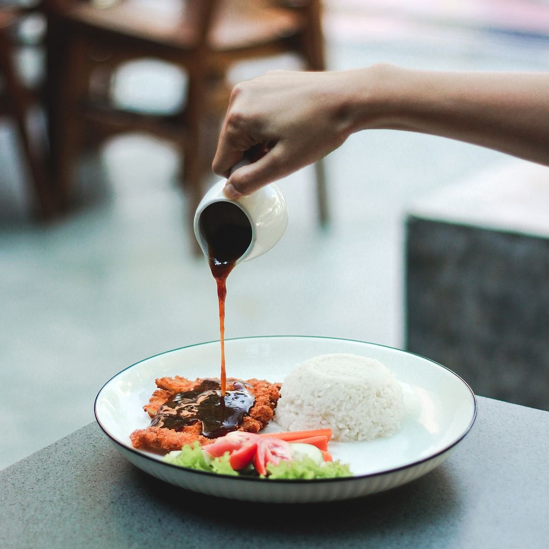 GUGAH SELERA: Sajian istimewa dengan ayam yang digoreng sempurna.