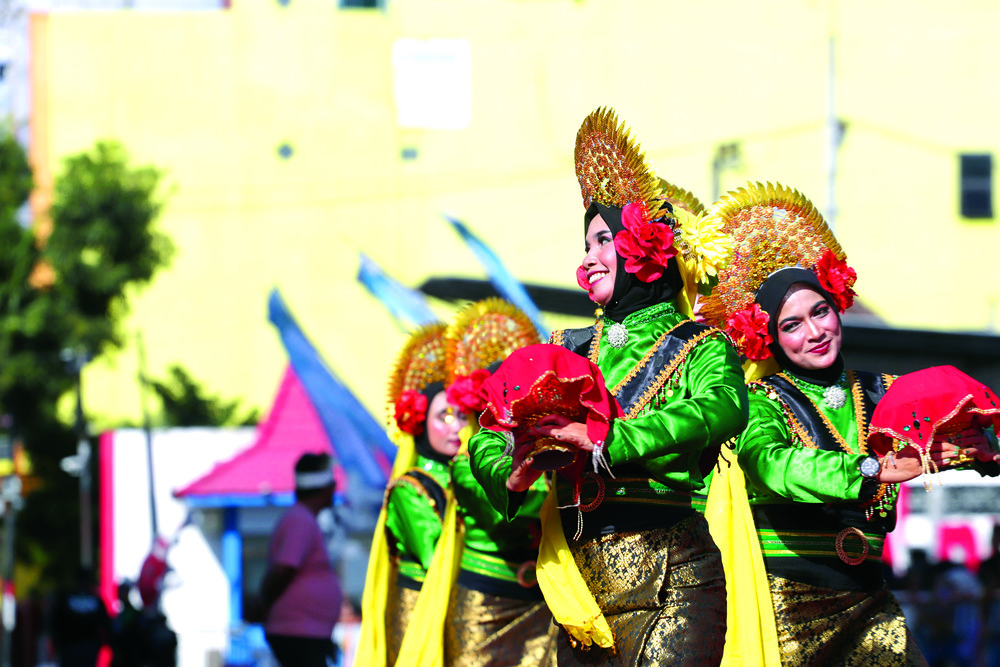BUDAYA NUSANTARA: Salah satu peserta BEN Carnival 2024 menampilkan tarian khas budaya Indonesia.