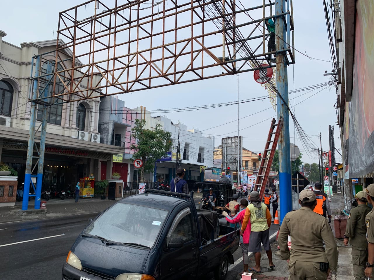 Bongkar Paksa Reklame Bando Jalan Veteran Kota Blitar