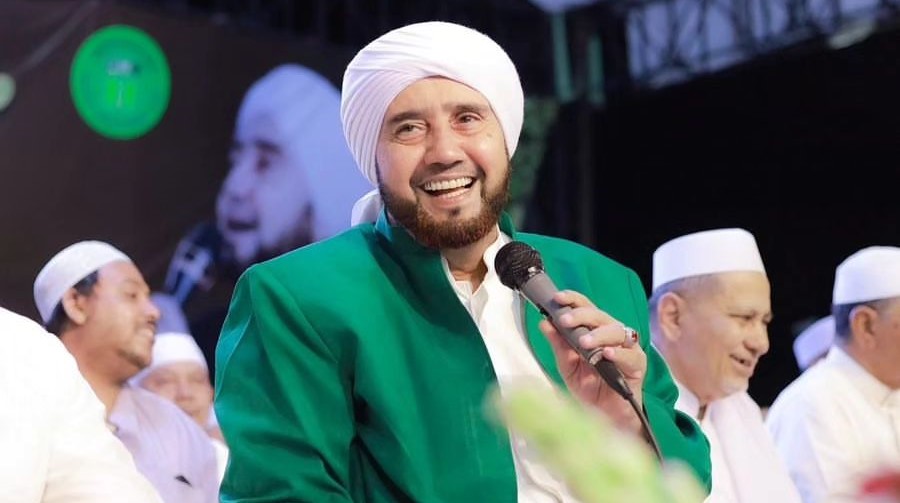 Habib Syech Habib Syech bin Abdul Qadir Assegaf melangsung kegiatan sholawatan pada bulan November.