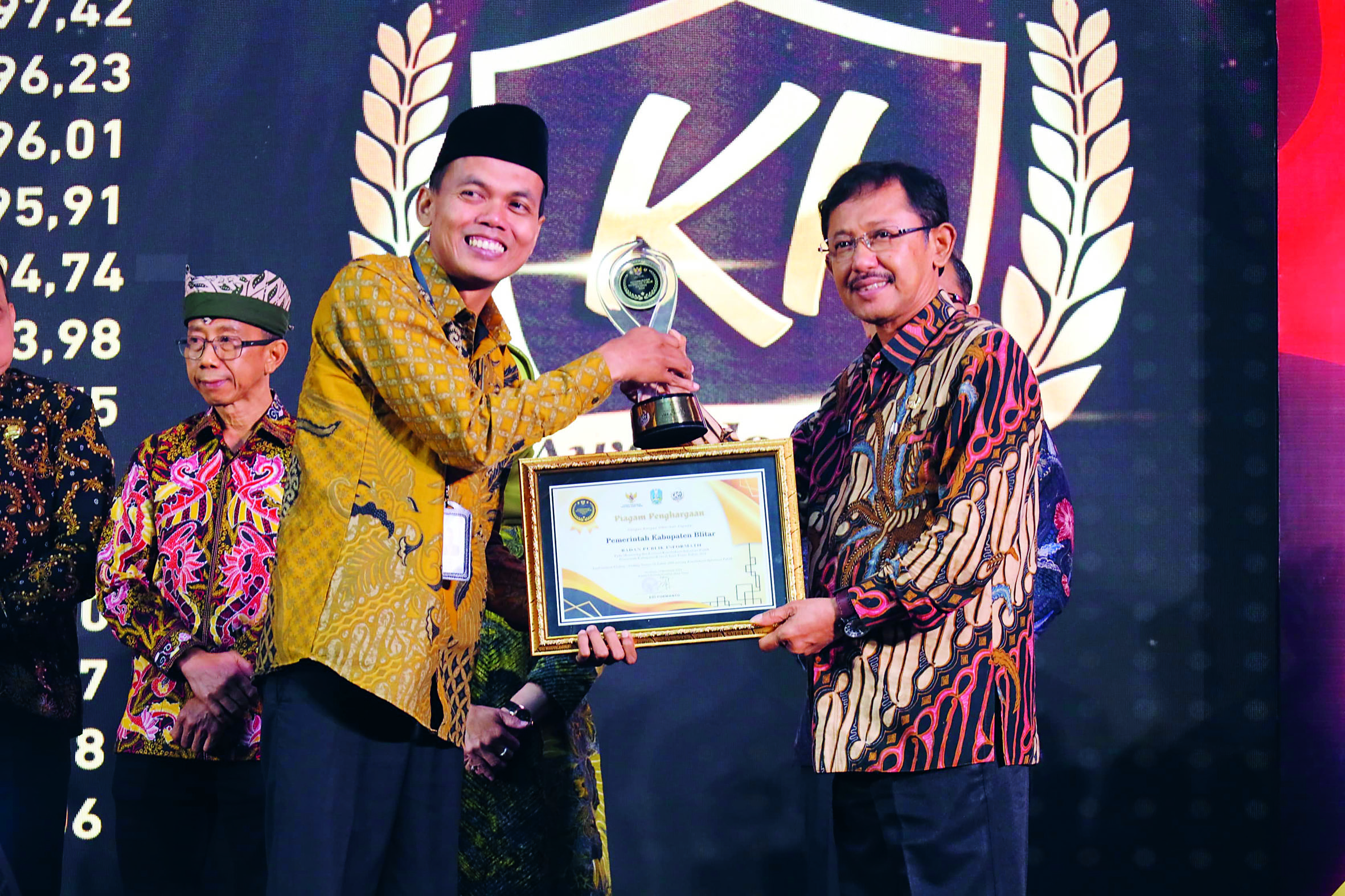 TRANSPARAN: Asisten Bidang Administrasi Umum Sekretariat Daerah Kabupaten Blitar, Mashudi, menerima piagam pengharaan yang diserahkan