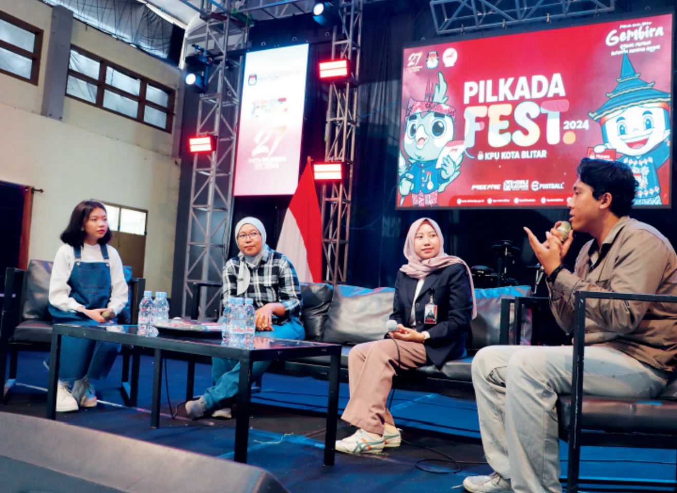 ANAK MUDA: Talkshow tentang bonus demografi diisi oleh Ketua BEM Unisba dan Ketua Jubir Warga.