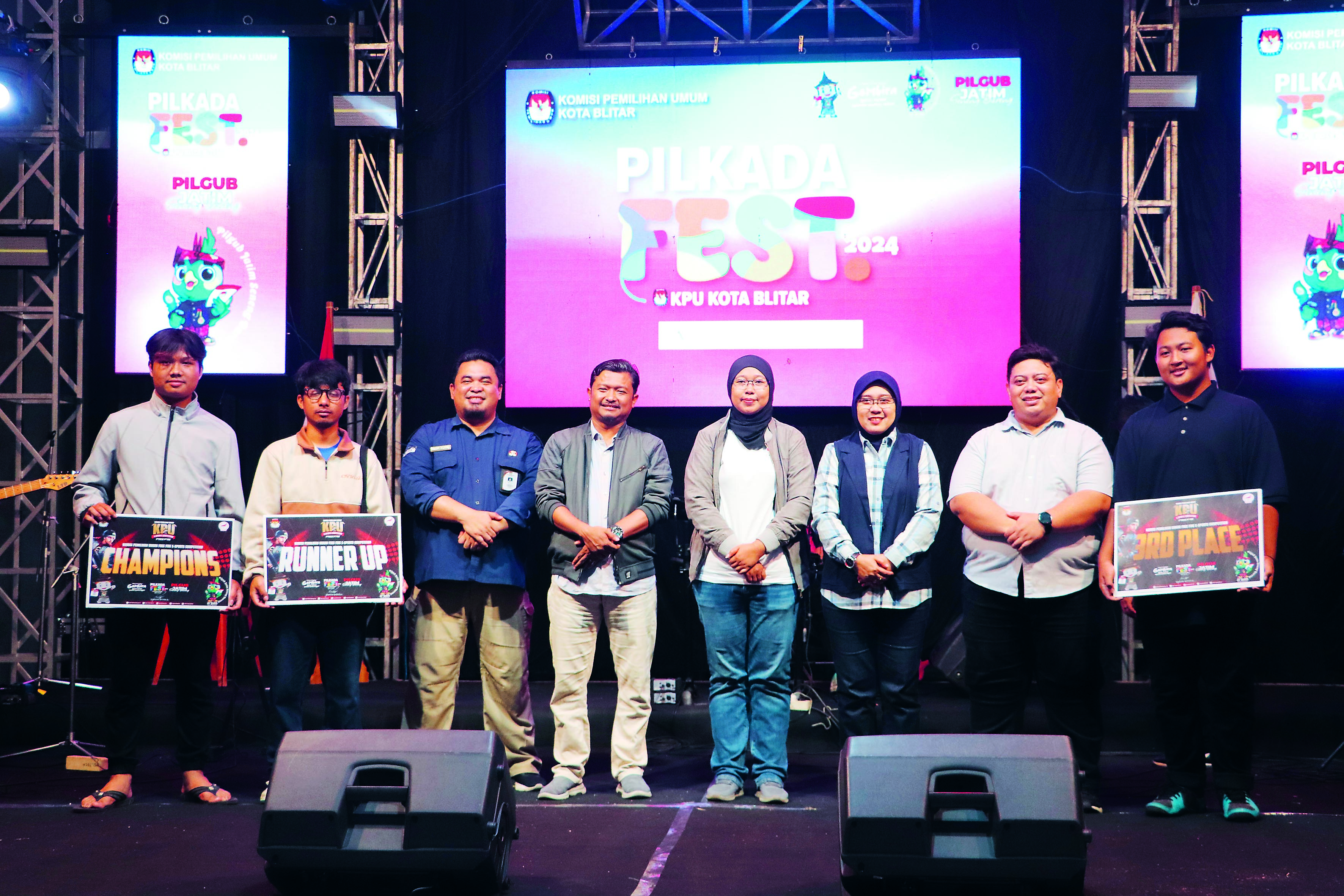 SELAMAT: Komisioner dan Sekretaris KPU Kota Blitar usai menyerahkan hadiah untuk pemenang lomba e-sport.