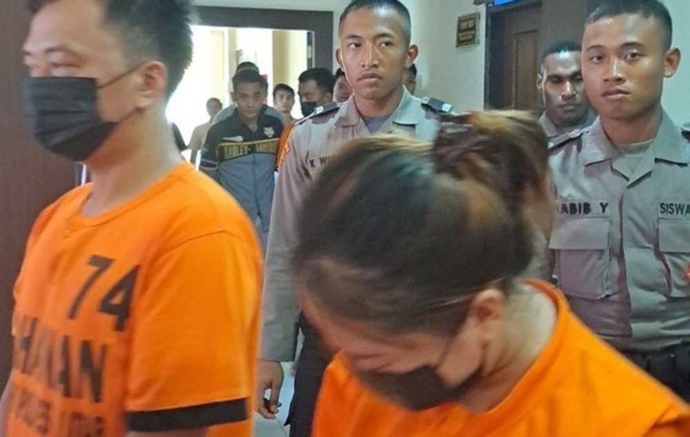PROMOTOR: Widya Putri Dwitaningsih, selebgram yang promosikan judi online demi uang puluhan juta, dipamerkan di Mapolres Blitar, Kamis (14/11).