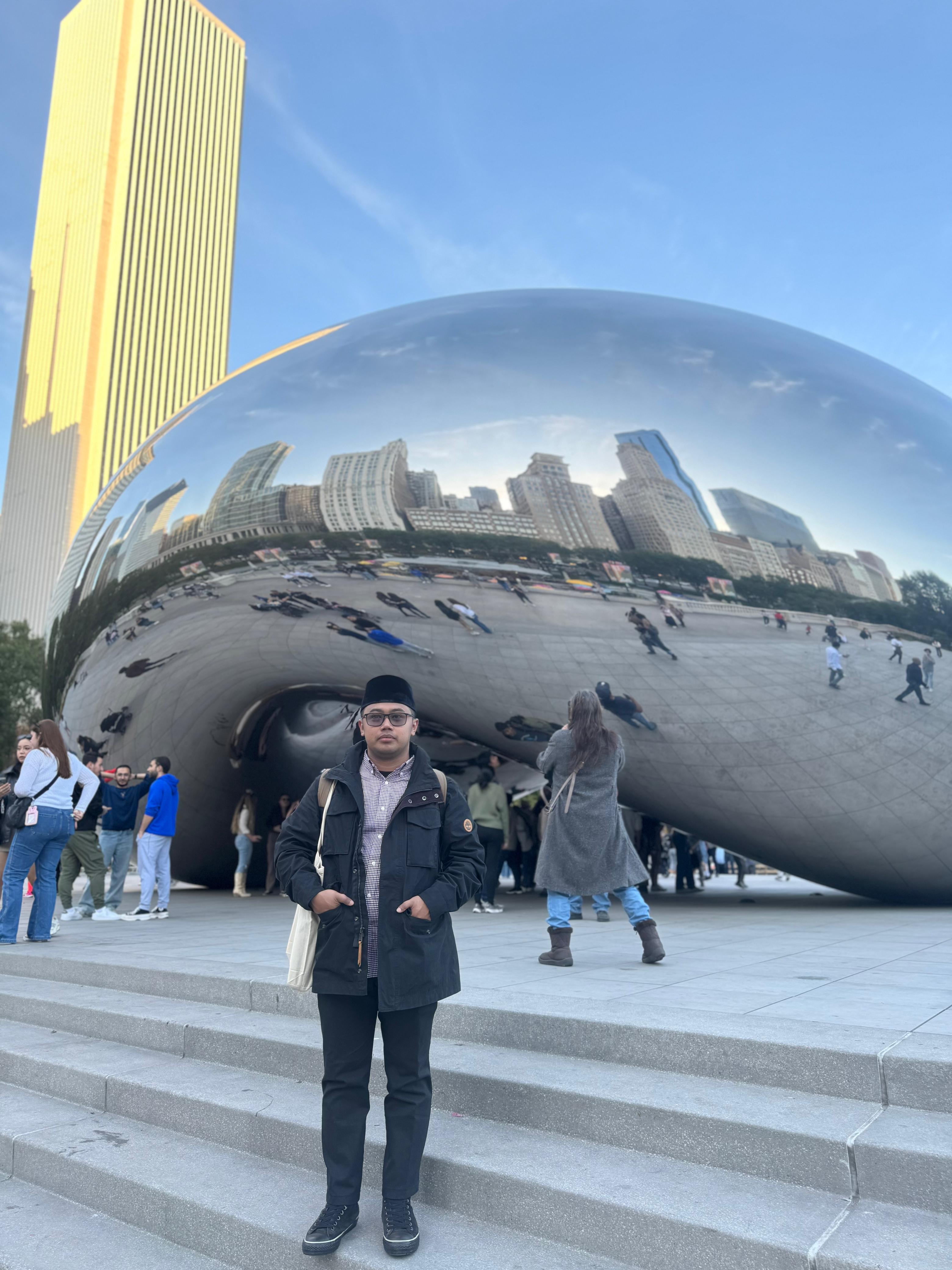 CERDAS: Bacharuddin berpose di beberapa lokasi di Kota Chicago, Amerika