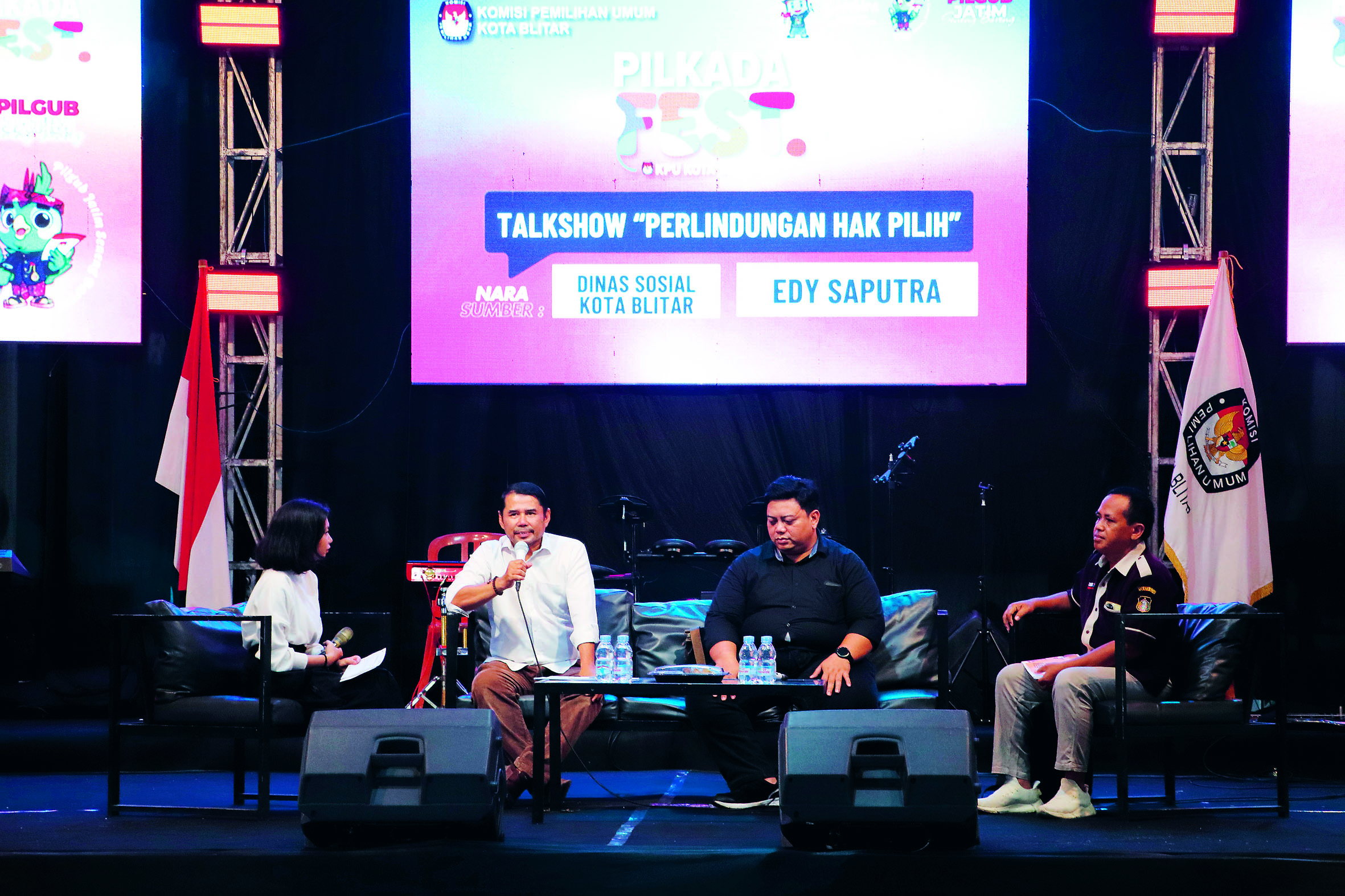 GAYENG:  Talkshow  bertajuk  Perlindungan  Hak Pilih diisi  oleh narasumber  dari Kabid  Perlindungan dan  Jaminan Sosial  Dinsos Kota  Blitar Soegijono