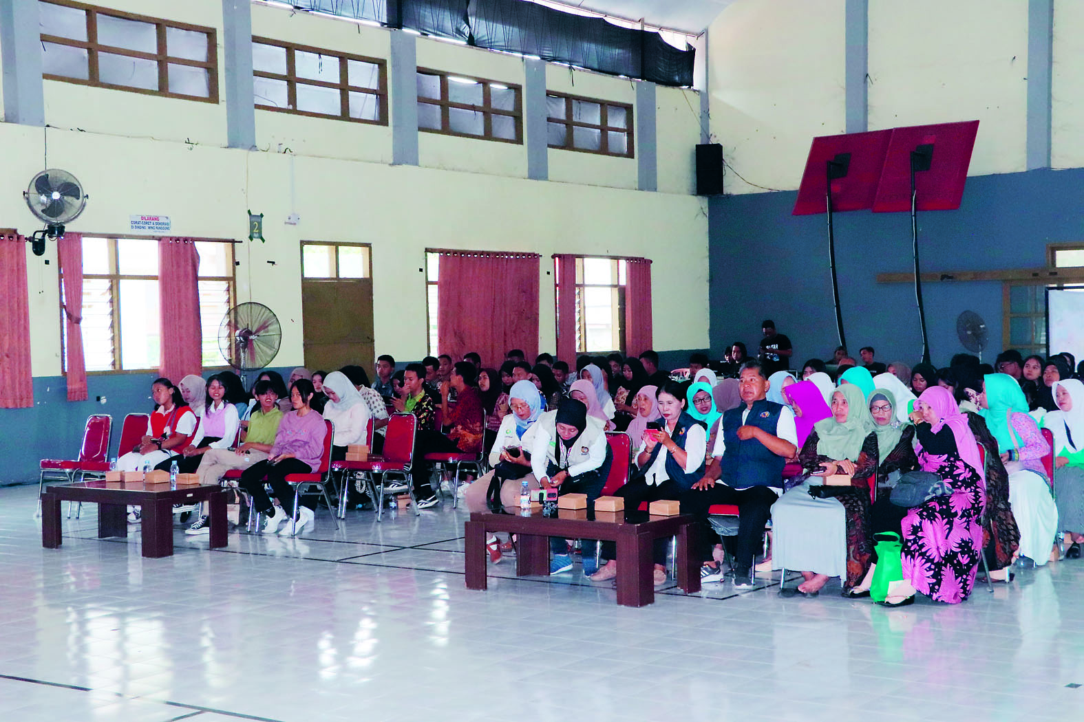 TAMBAH WAWASAN: Para peserta talkshow bertajuk Perlindungan Hak Pilih mendengarkan dengan seksama narasumber.