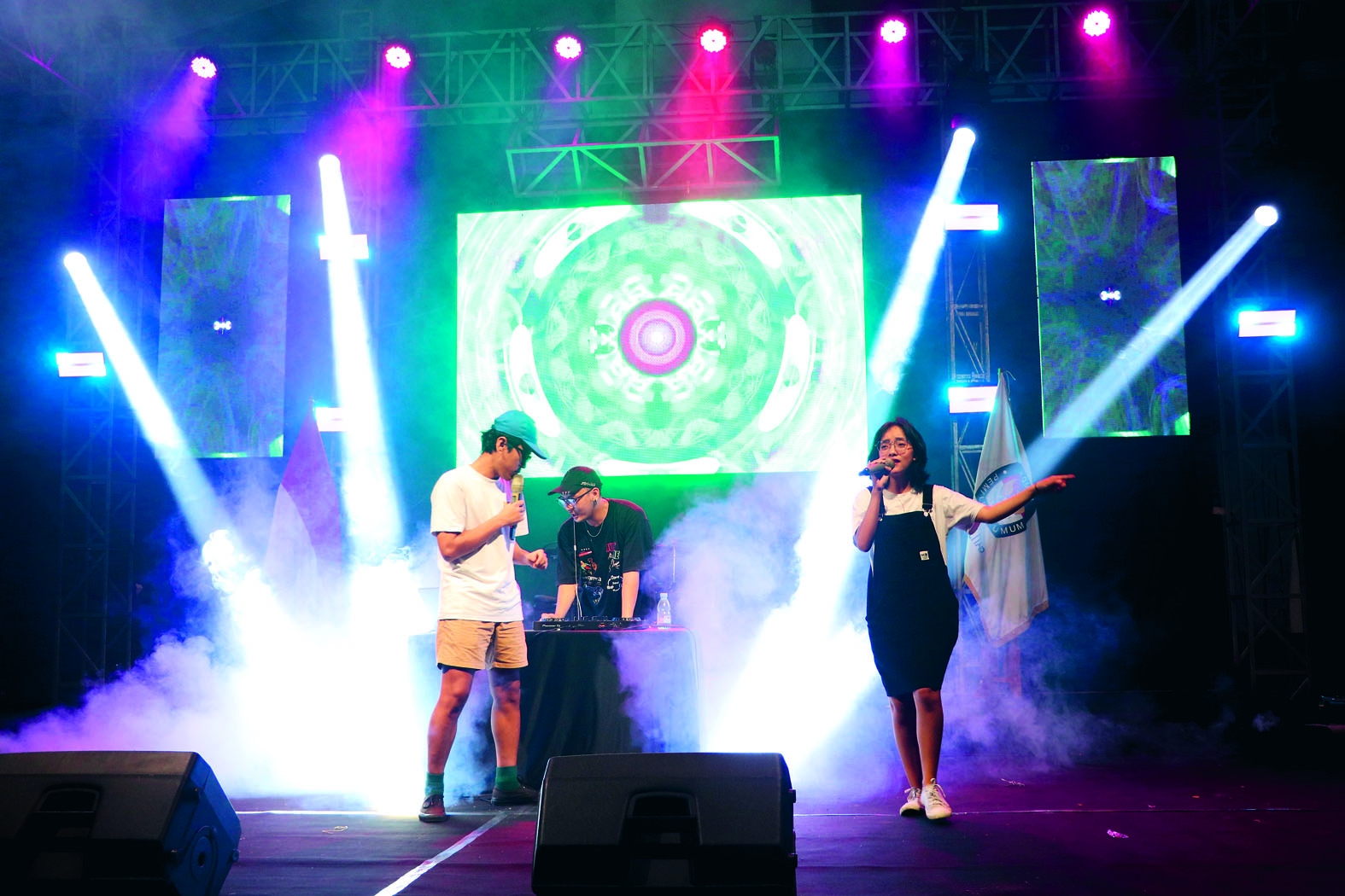 ASYIK: Penampilan  DJ dan band  yang menghibur  pengunjung di  Pilkada Fest 2024,  Sabtu (16/11) malam.