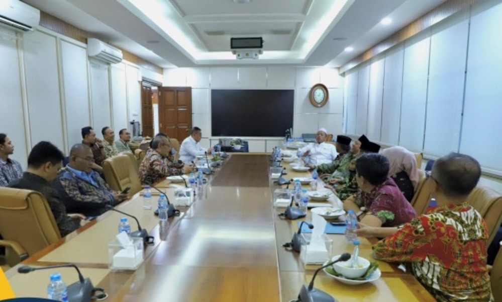 Menteri Agraria dan Tata Ruang/Kepala Badan Pertanahan Nasional (ATR/BPN), Nusron Wahid menjamu pengurus Masjid Nurur Rahman Kementerian ATR/BPN di Ruang Rapat Menteri, selepas Salat Jumat.
