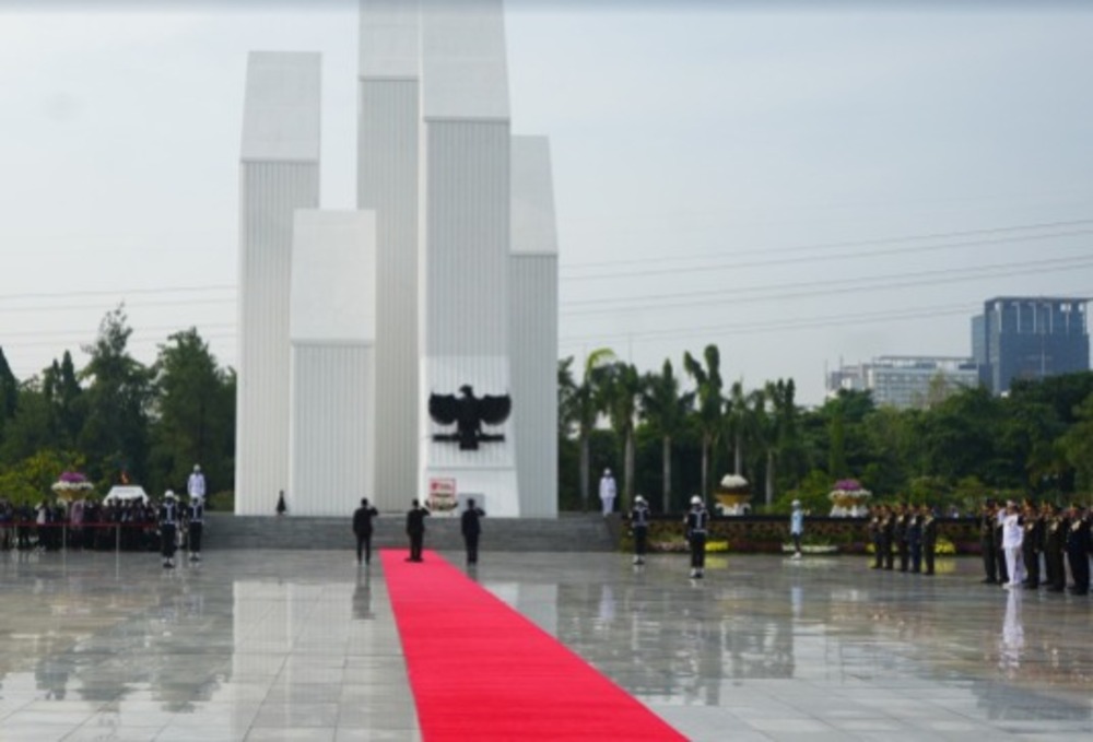 Menteri Agraria dan Tata Ruang/Kepala Badan Pertanahan Nasional (ATR/BPN), Nusron Wahid beserta Wakil Menteri (Wamen) ATR/Wakil Kepala (Waka) BPN, Ossy Dermawan mengikuti Upacara Peringatan